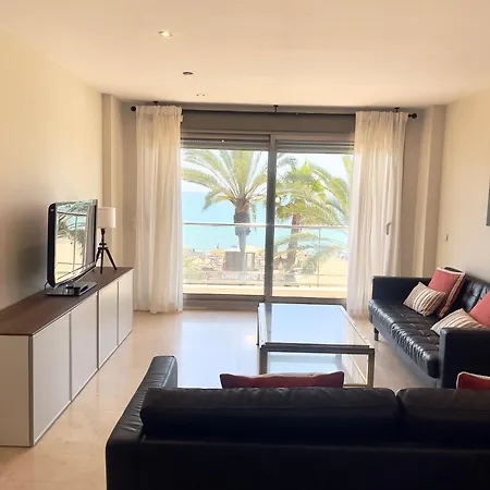 Pacific Beachfront Apartment *